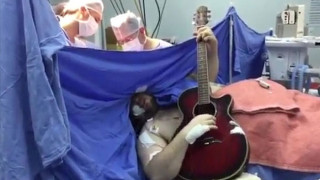 Мъж свири "Бийтълс", докато му оперират мозъка (ВИДЕО