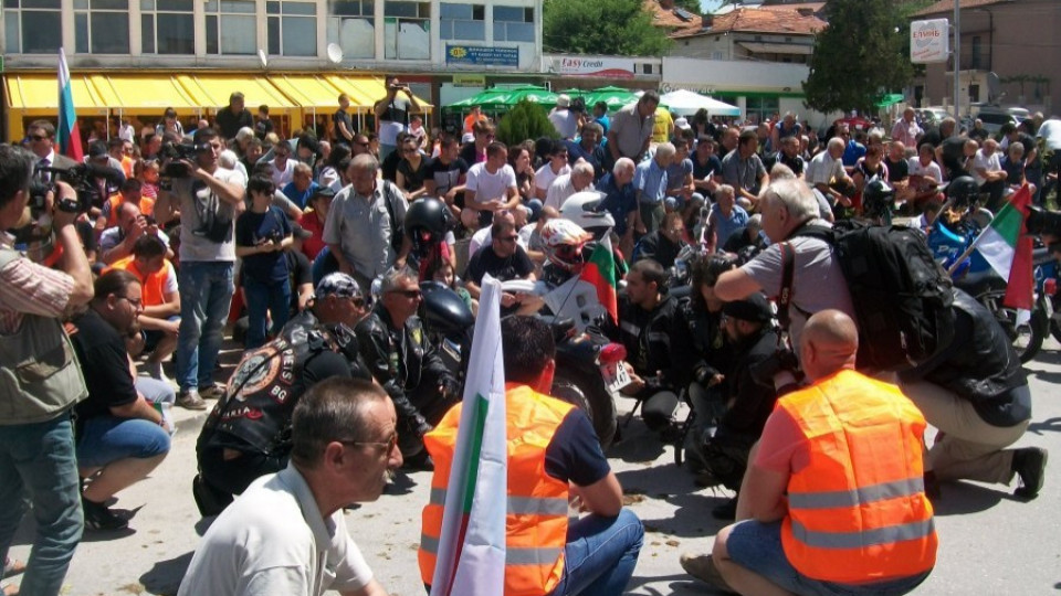 Подновиха протестите срещу ромите в Гърмен | StandartNews.com