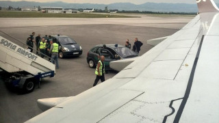 Самолет кацна принудително в София заради подпийнали пътници