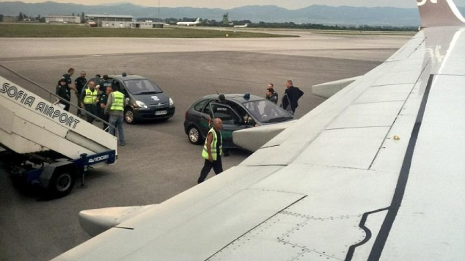 Самолет кацна принудително в София заради подпийнали пътници | StandartNews.com
