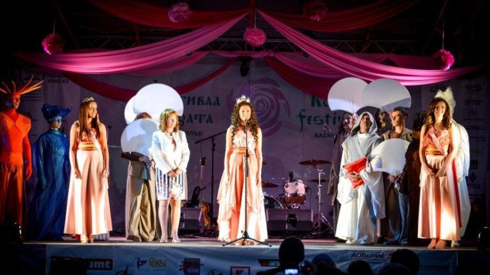 Коронясаха Царица Роза 2015 в Казанлък  | StandartNews.com
