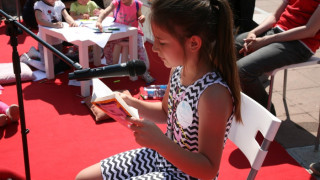 Десетки деца четоха в центъра на Благоевград
