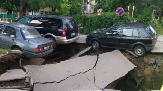 Ремонтират дупката на бул. "Черни връх"