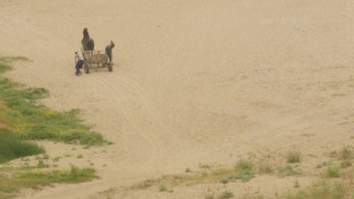 Роми товарят каруца с морски пясък (ВИДЕО)