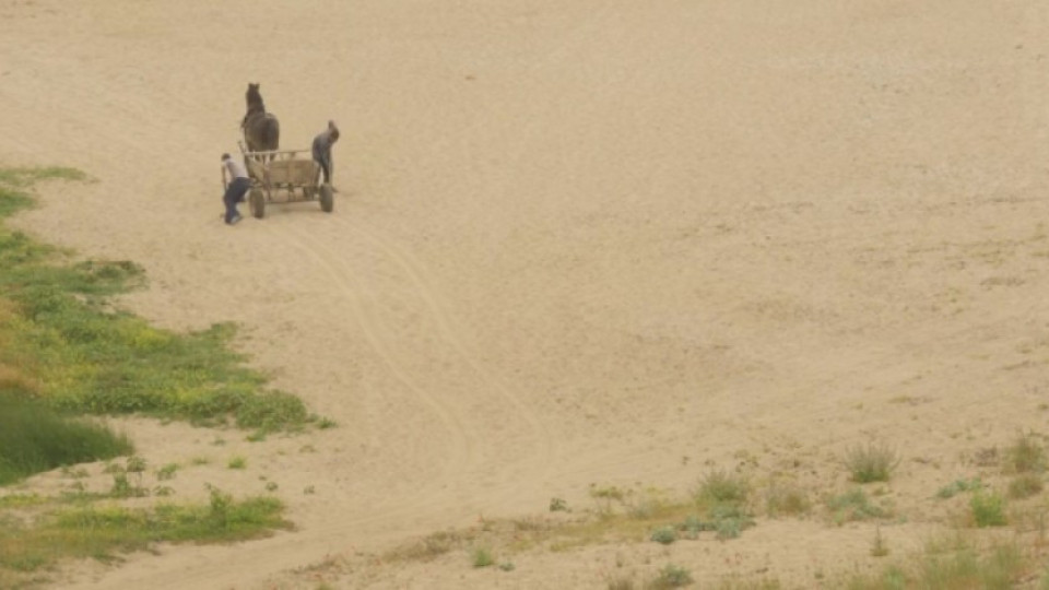 Роми товарят каруца с морски пясък (ВИДЕО) | StandartNews.com