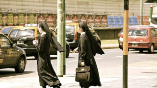 Монахини блокирани в асансьор три дни