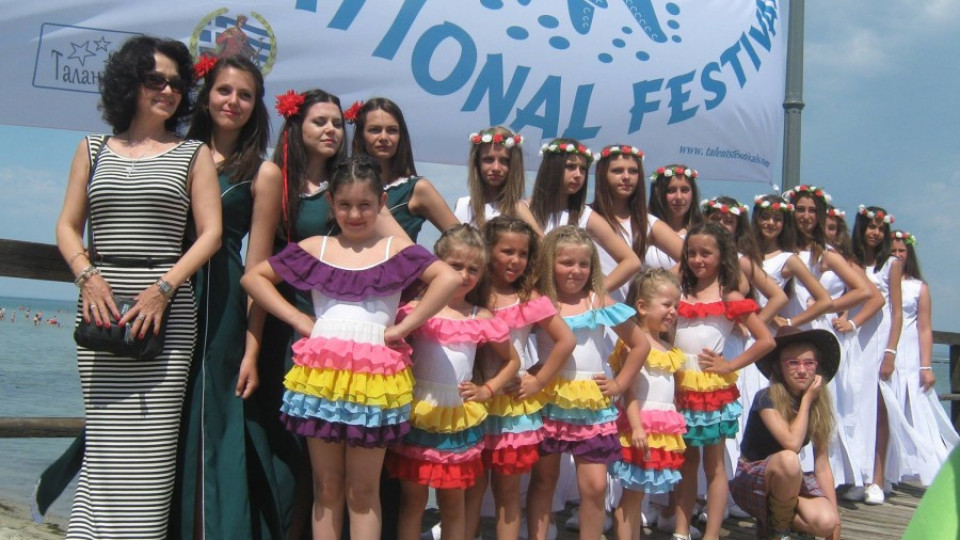 Танцьори с фурор на фестивал в Гърция | StandartNews.com