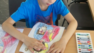 Деца рисуват икони с молитви