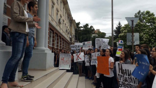 Ученици от Кърджали на пореден протест срещу сливане на две гимназии