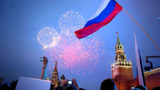 Самолети разгонват облаците над Москва за Деня на Русия