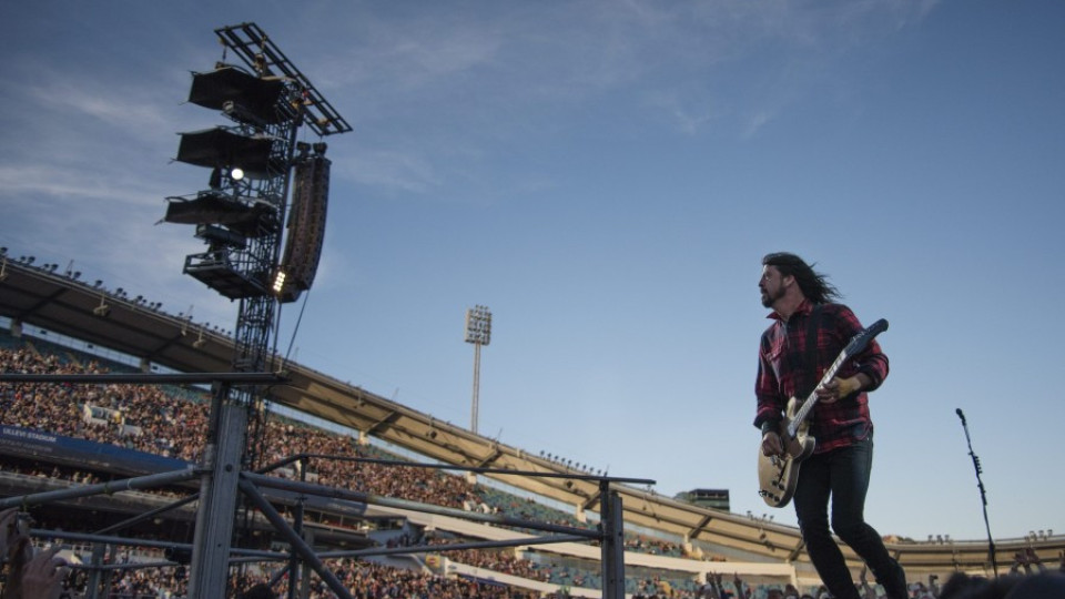 ВИДЕО: Дейв Грол счупи крак на концерт в Швеция, но го довърши  | StandartNews.com