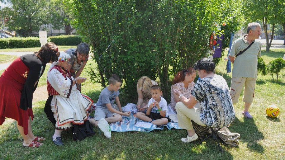 Майсторки на куките плетоха на открито в Разград | StandartNews.com