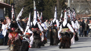 Редят кукерска изложба в читалище