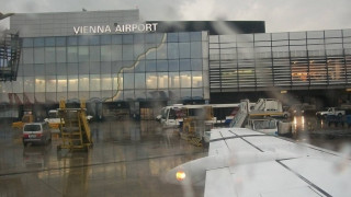Българи блокирани на летището във Виена 
