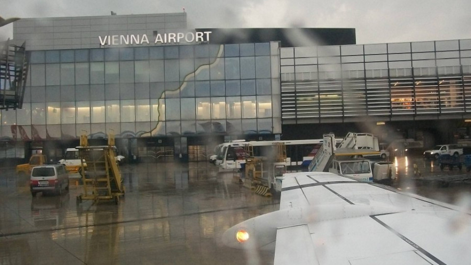 Българи блокирани на летището във Виена  | StandartNews.com