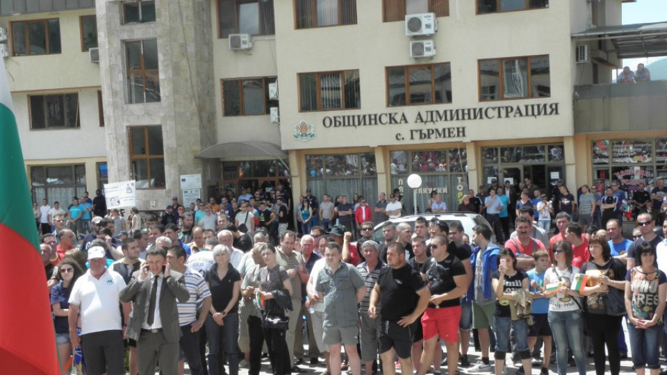 Напрежение между протестиращи и полиция в Гърмен | StandartNews.com