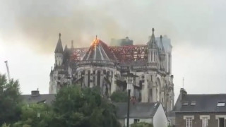 ВИДЕО: Гори базиликата "Сен Донатиен" в Нант