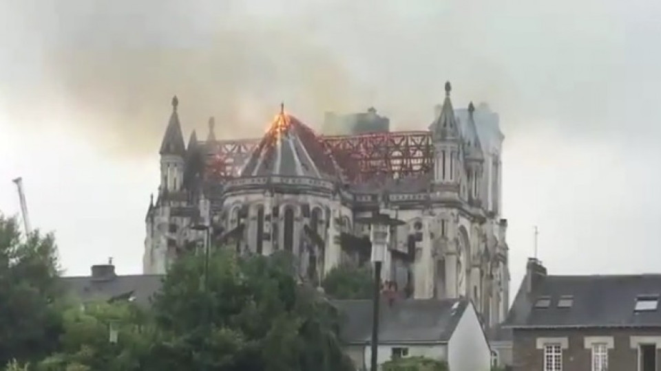 ВИДЕО: Гори базиликата "Сен Донатиен" в Нант | StandartNews.com