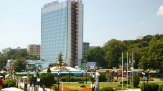 Пиян германец катери пилон с българското знаме в Златните