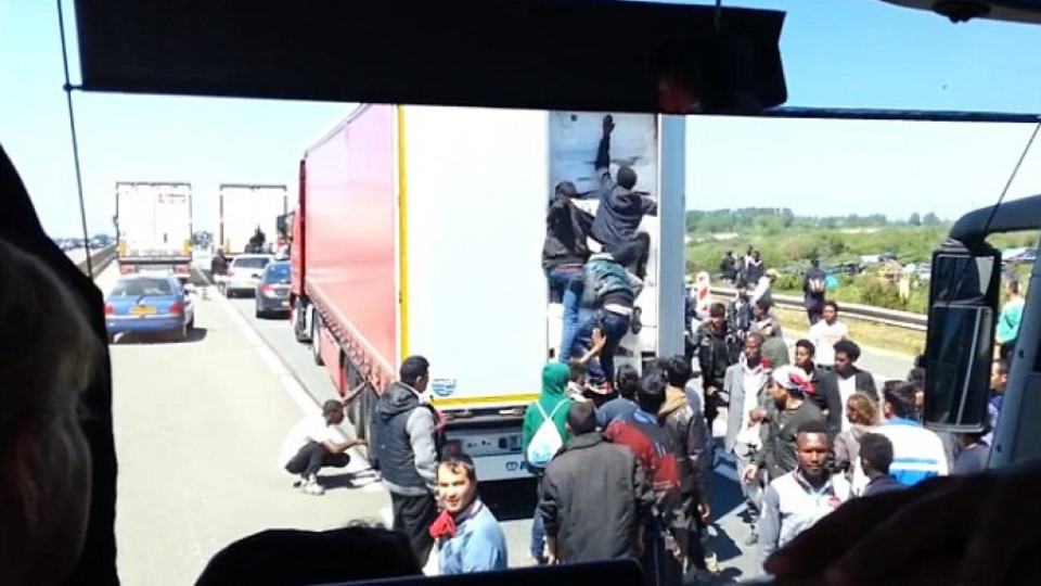 Мигранти взимат камион на абордаж (ВИДЕО) | StandartNews.com