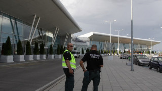 Спукано стъкло наложи принудително кацане на самолет в София 