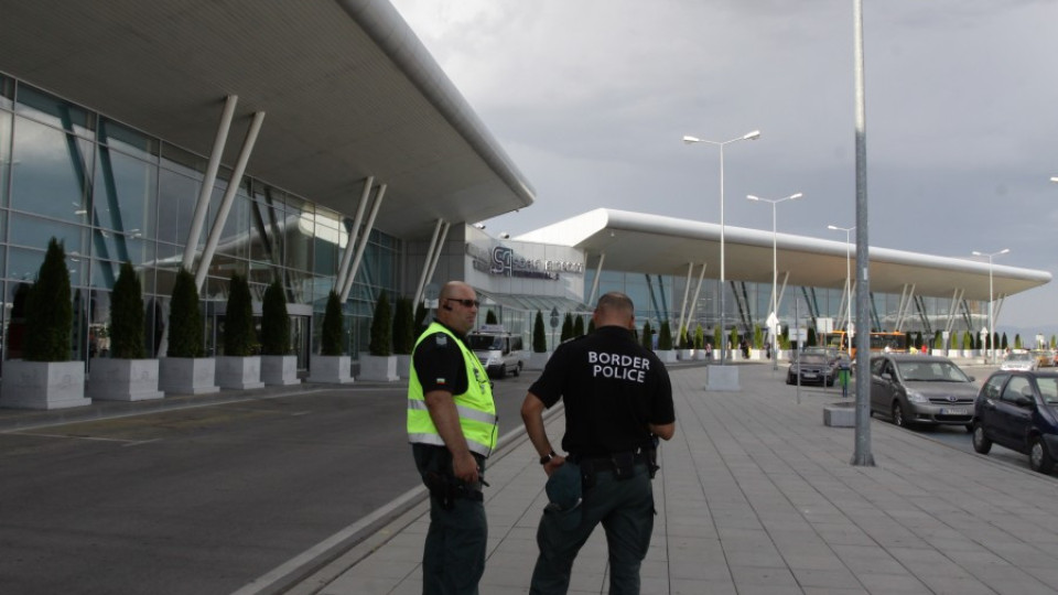 Спукано стъкло наложи принудително кацане на самолет в София  | StandartNews.com
