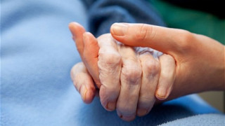 Роднини карат мъртвец на преглед в Спешното отделение