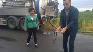 Кметът на Бургас спаси змия от мястото на разлива