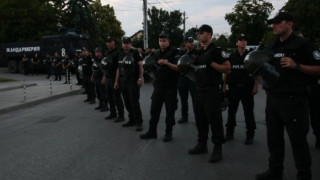 Жива верига от полицаи спря протестиращи в "Орландовци"