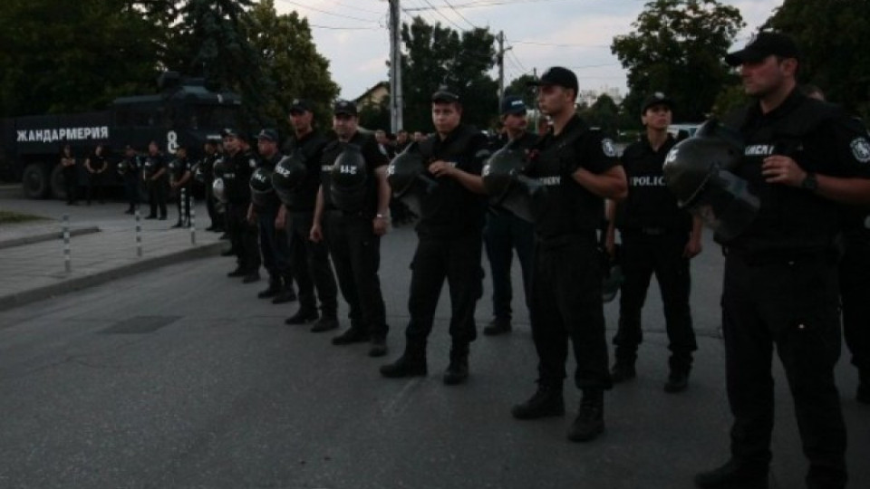 Жива верига от полицаи спря протестиращи в "Орландовци" | StandartNews.com