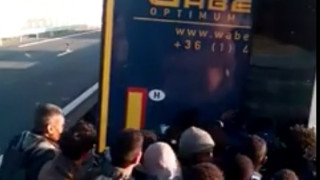 Брутално: Бежанци вземат на абордаж камиони във Франция (ВИДЕО)