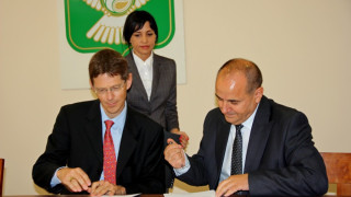 ЕЙ И ЕС и Гълъбово подписаха договора за рехабилитация на Младежки център