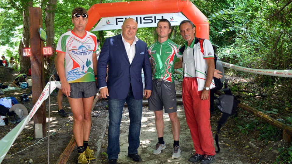 Министър Кралев изненада състезателите  от купа „България” по ориентиране | StandartNews.com