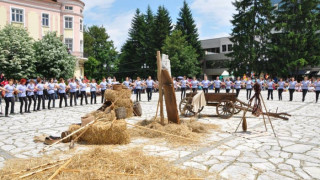 Народни хора разтърсиха две планини