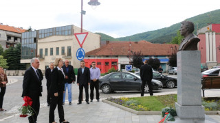 Цачева поднесе цветя на паметника на Васил Левски в Димитровград
