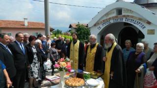 Трима попове осветиха параклиса на св. Паисий