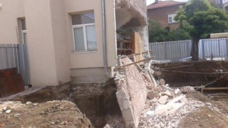 Падна стена на Природо-математическата гимназия в Казанлък