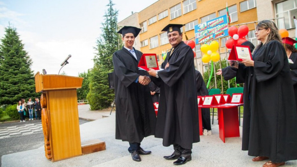 В Кърджали абитуриенти с тоги получават дипломите си  | StandartNews.com