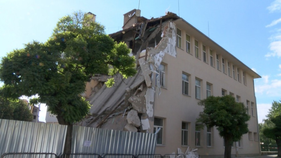 Досъдебно производство за падналата стена на гимназията в Казанлък  | StandartNews.com