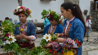 Деца плетат еньовски венец пред паметник