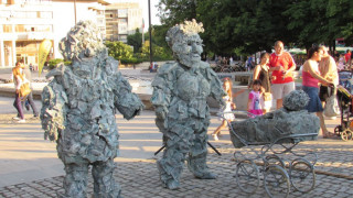 Живи статуи в центъра на Русе