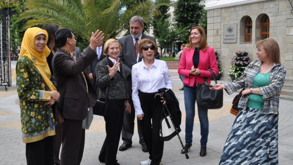 Ангелкова води дипломати на чудесата в Хасково и Кърджали | StandartNews.com