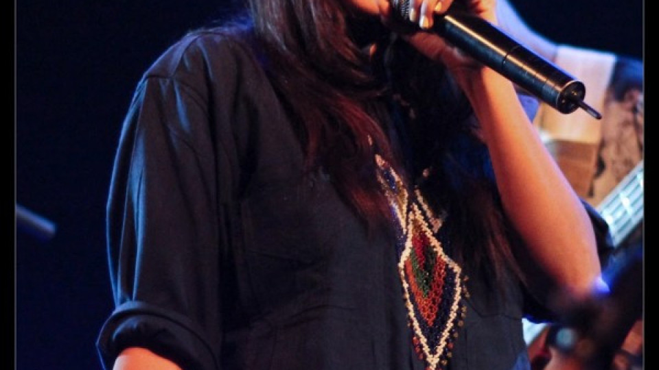 Инди Зара:  Когато пея, изгубвам контрол  | StandartNews.com