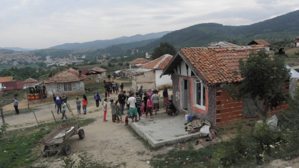 Роми започнаха сами да разрушават къщите си в Гърмен | StandartNews.com