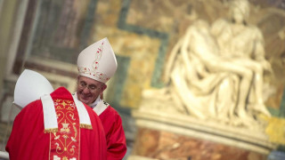 Папата дъвче кока в Боливия