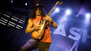 Замеряха Slash с червен сутиен, чашка D  