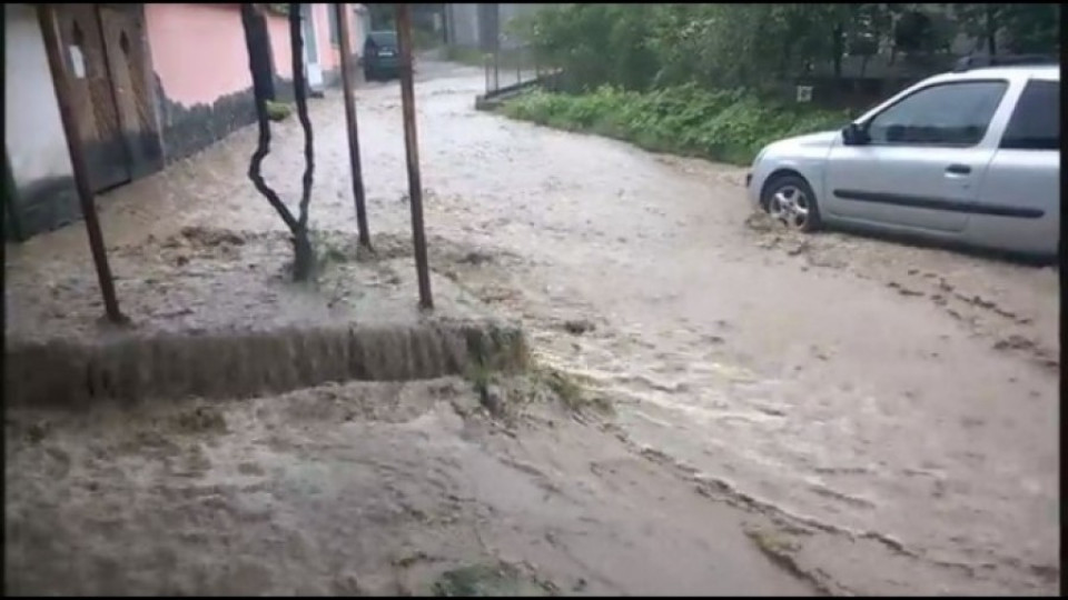 Наводнени къщи и улици след пороя в Троян | StandartNews.com