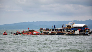 Кораб се обърна във Филипините, десетки жертви