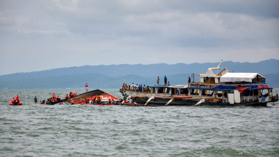Кораб се обърна във Филипините, десетки жертви | StandartNews.com