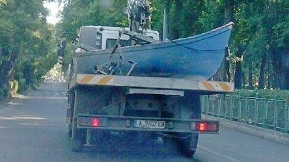 Паяк вдигна лодка за наказателен паркинг в Бургас | StandartNews.com